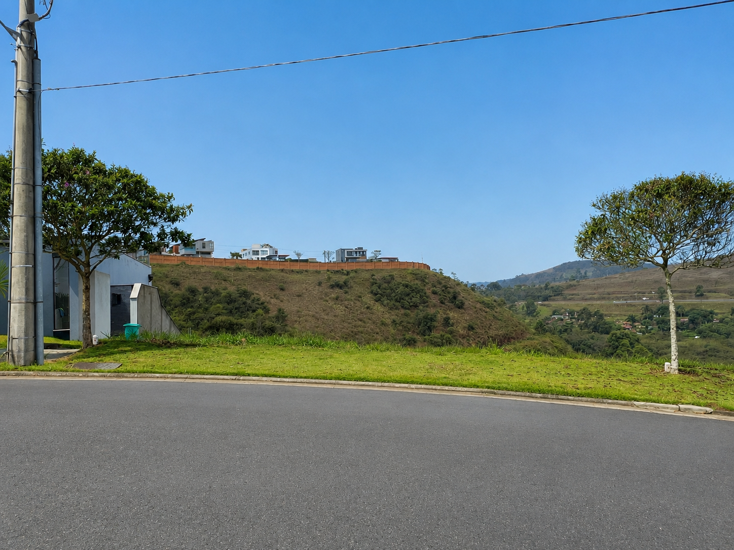 Terreno com 643 m². Vista permanente e privacidade., foto 1