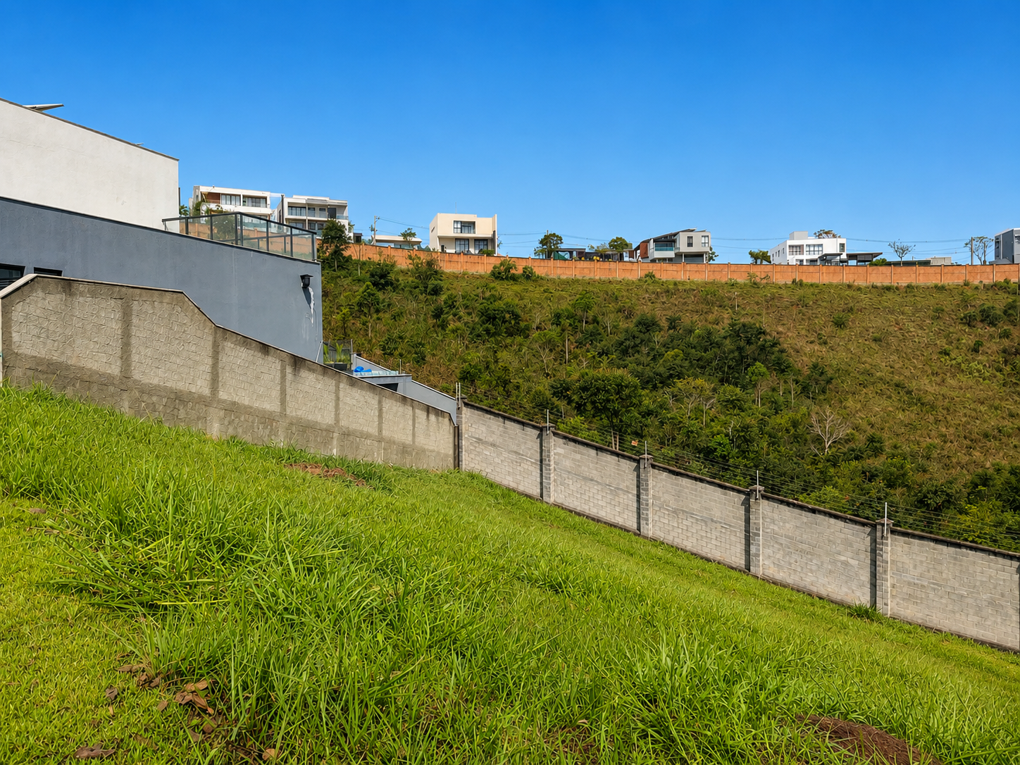 Terreno com 643 m². Vista permanente e privacidade., foto 2