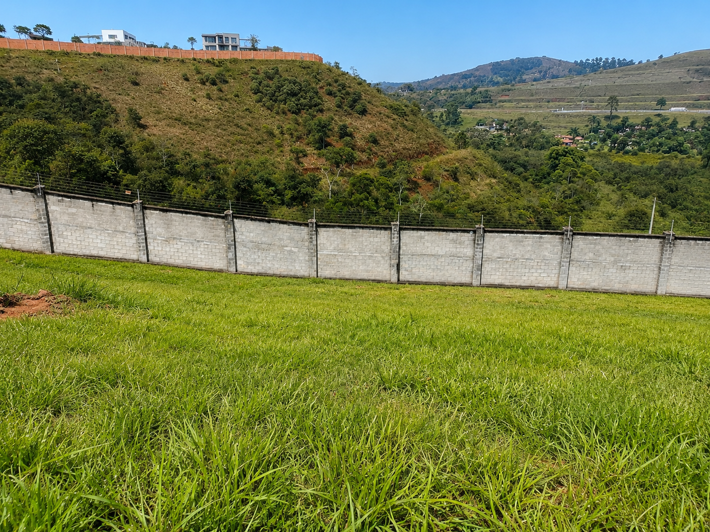 Terreno com 643 m². Vista permanente e privacidade., foto 3