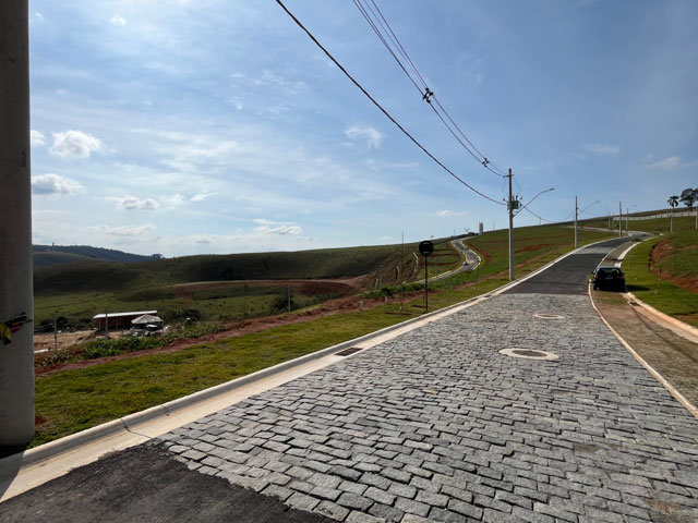 Terreno em declive. Condomínio Estrela do Bosque.