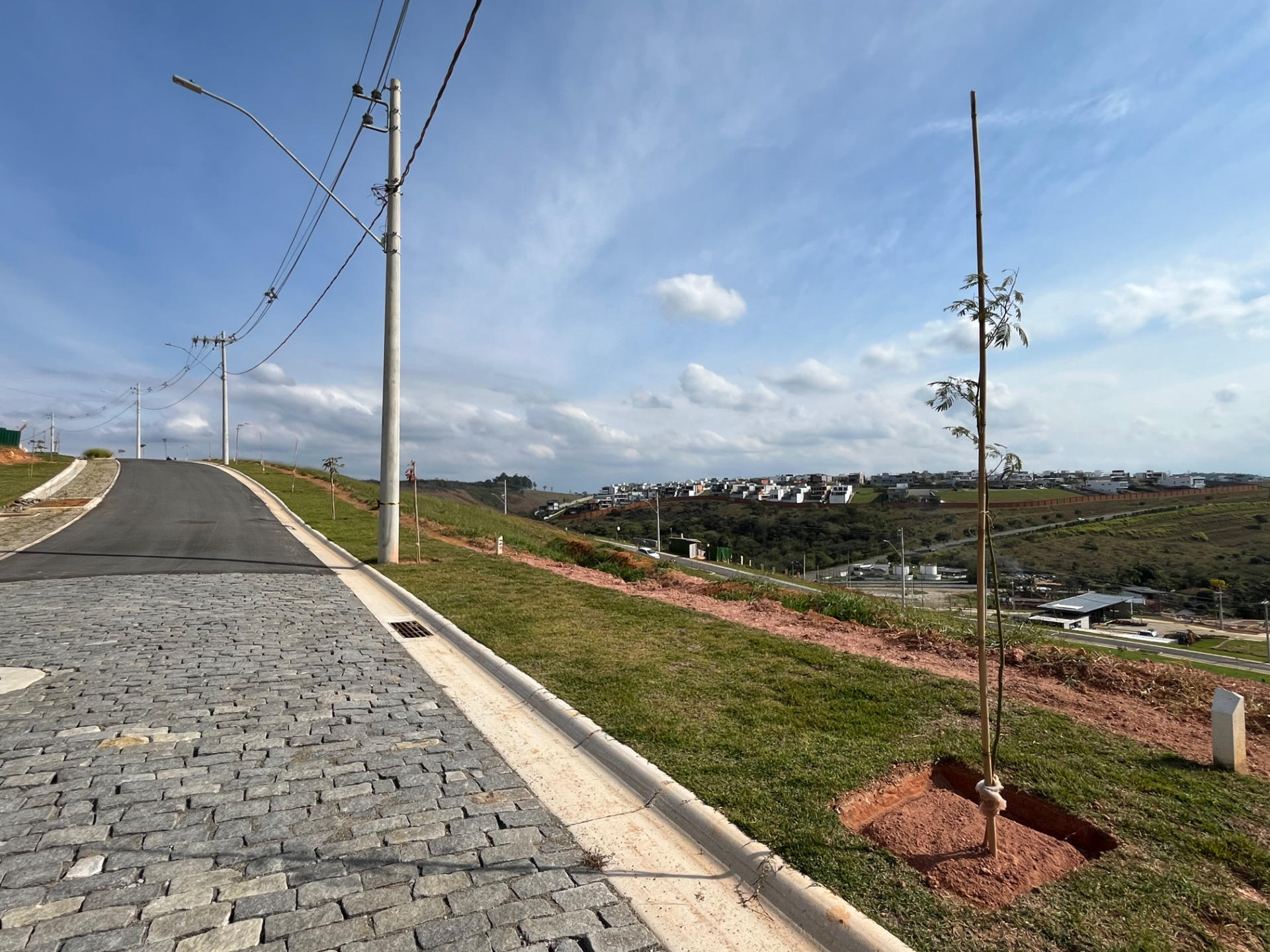 Terreno em declive. Condomínio Estrela do Bosque., foto 2