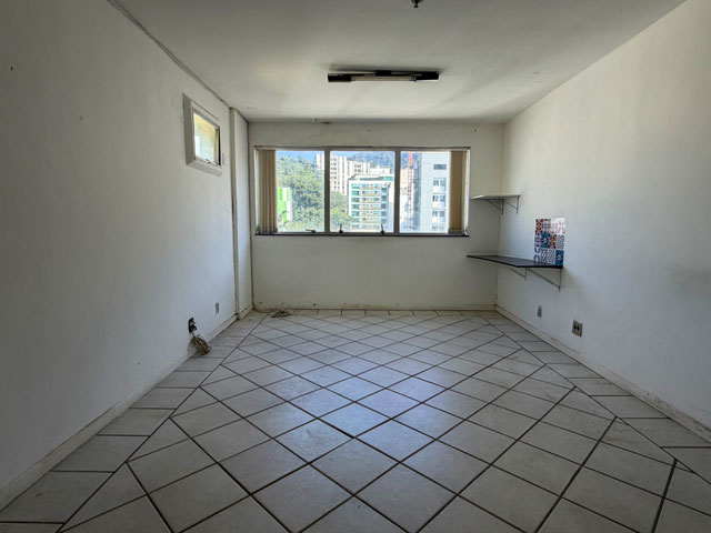 Sala comercial com ante sala no Centro para venda
