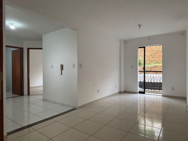 Apartamento com luz natural e varanda para locação