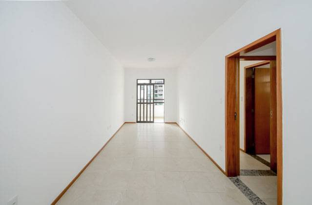 Apartamento no Centro. 2 suítes, varanda, 2 vagas. 100m².
