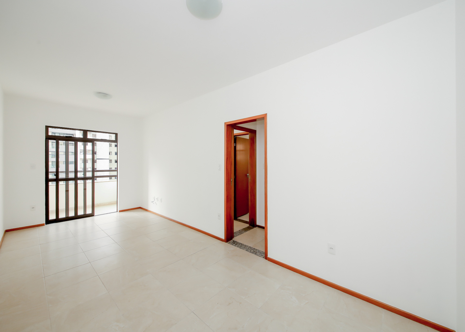 Centro: 2 suítes e varanda, 100m² com 2 vagas, foto 2