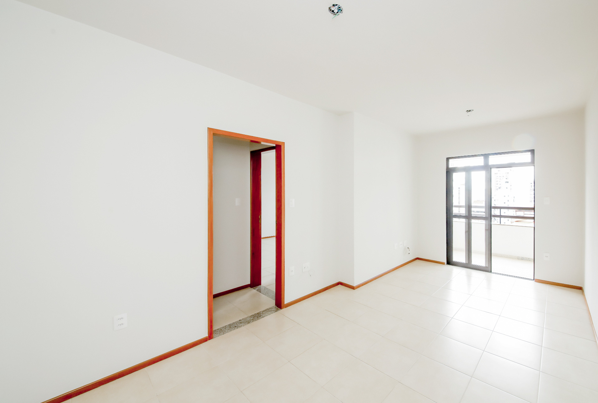 Centro: 2 suítes, varanda e 2 vagas. 106m²., foto 2