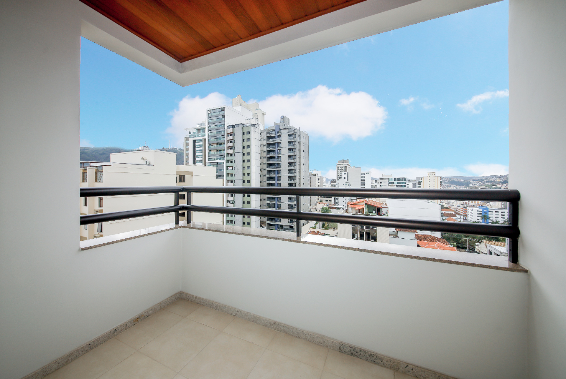 Centro: 2 suítes, varanda e 2 vagas. 106m²., foto 4
