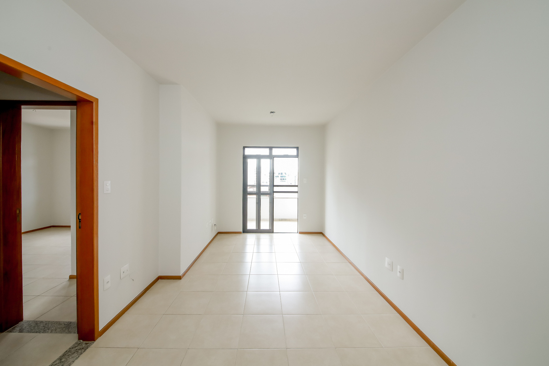 Centro: 2 suítes, varanda e 2 vagas. 106m²., foto 1