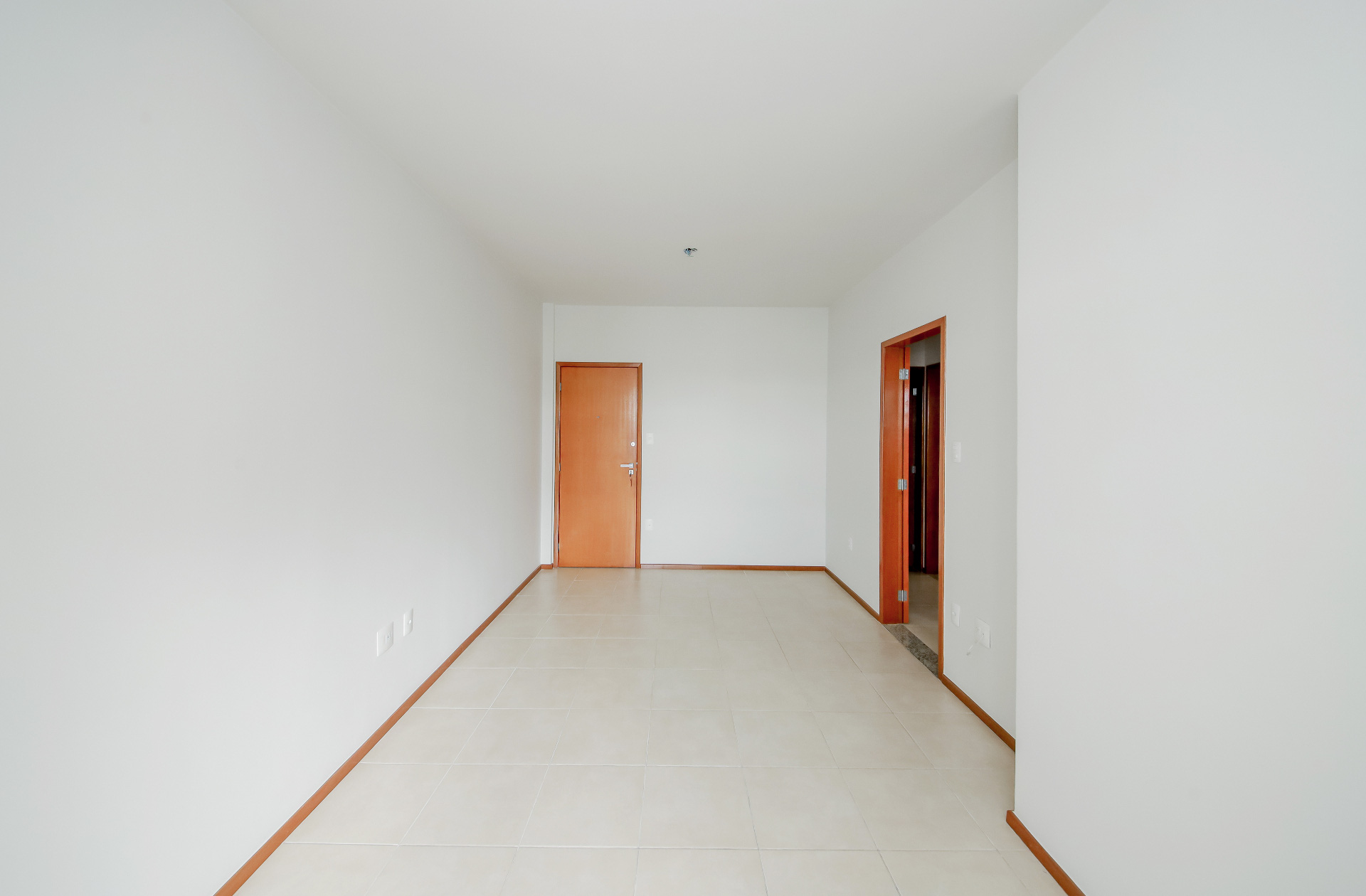 Centro: 2 suítes, varanda e 2 vagas. 106m²., foto 3