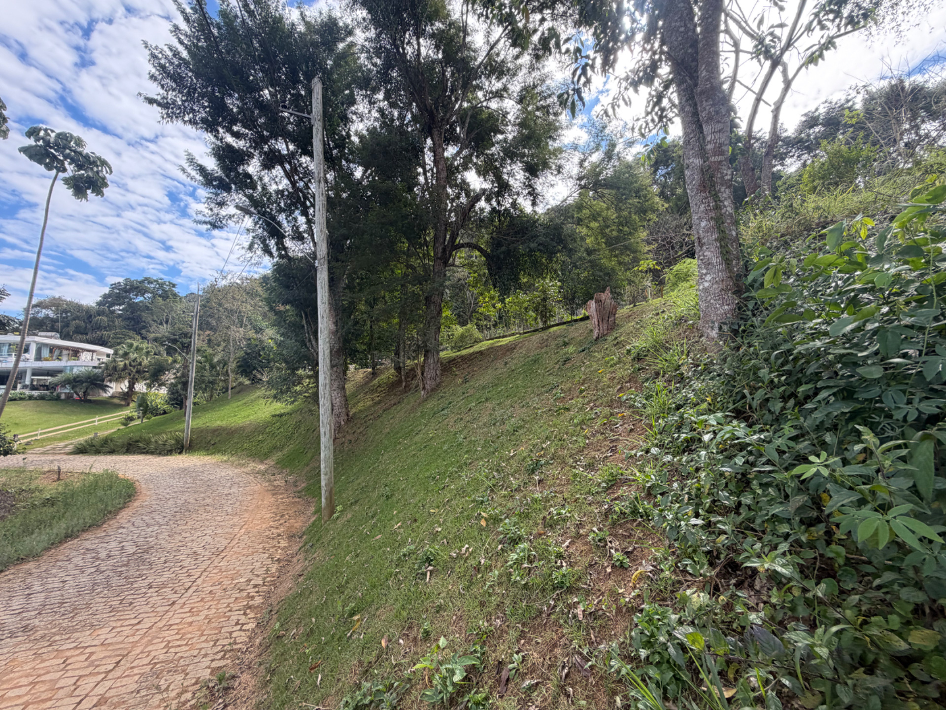Novo Horizonte: Terreno com 926m² em condomínio arborizado, foto 2