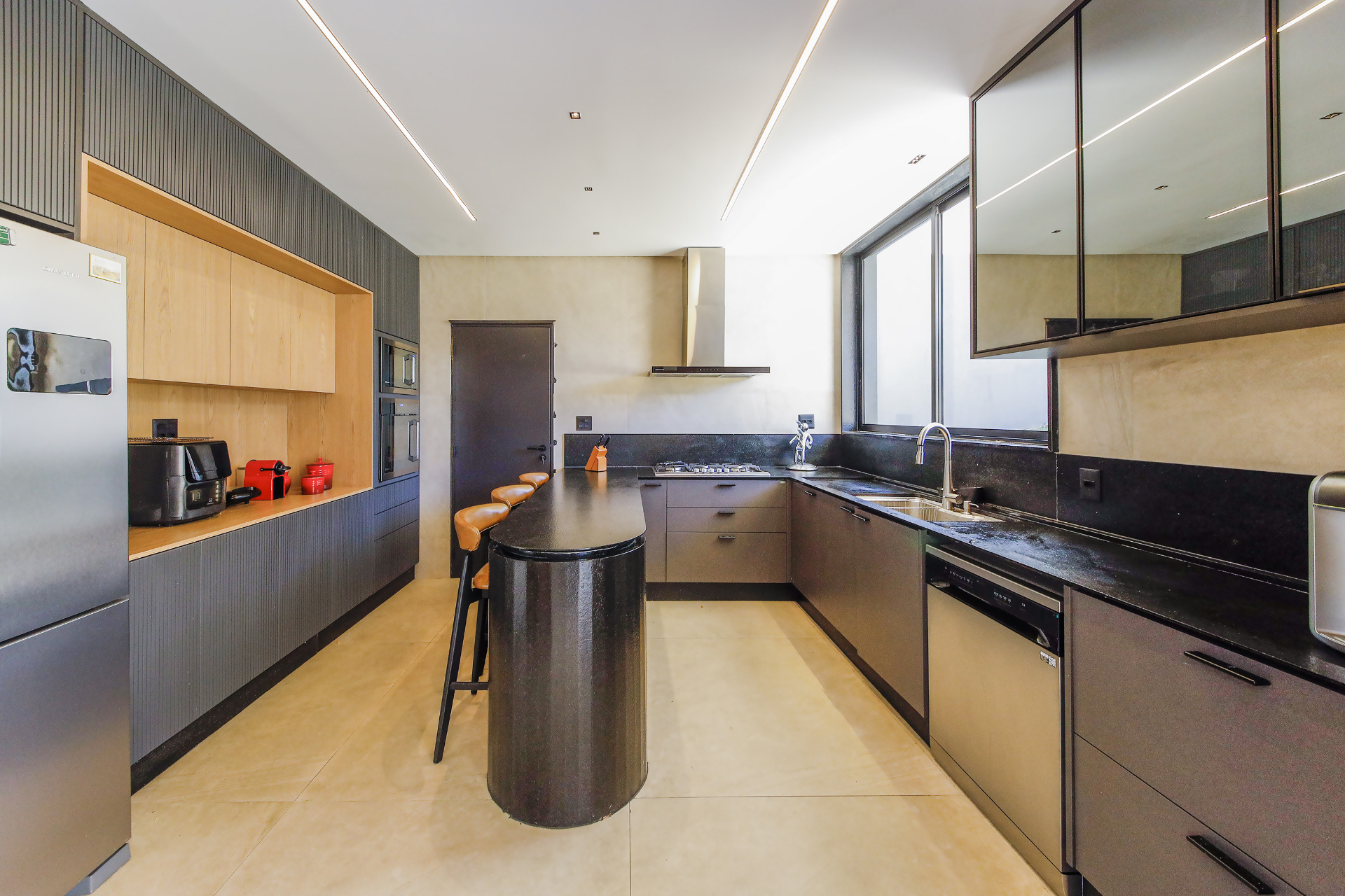 Alphaville: 4 quartos, 3 suítes, 345 m². Área generosa., foto 11