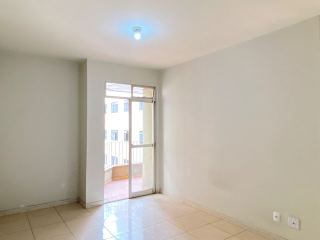 Quarto e sala com varanda no Centro para locação