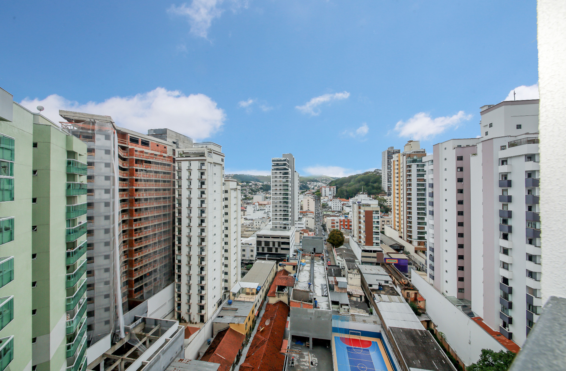 Centro: 2 suítes, varanda, vista livre., foto 13
