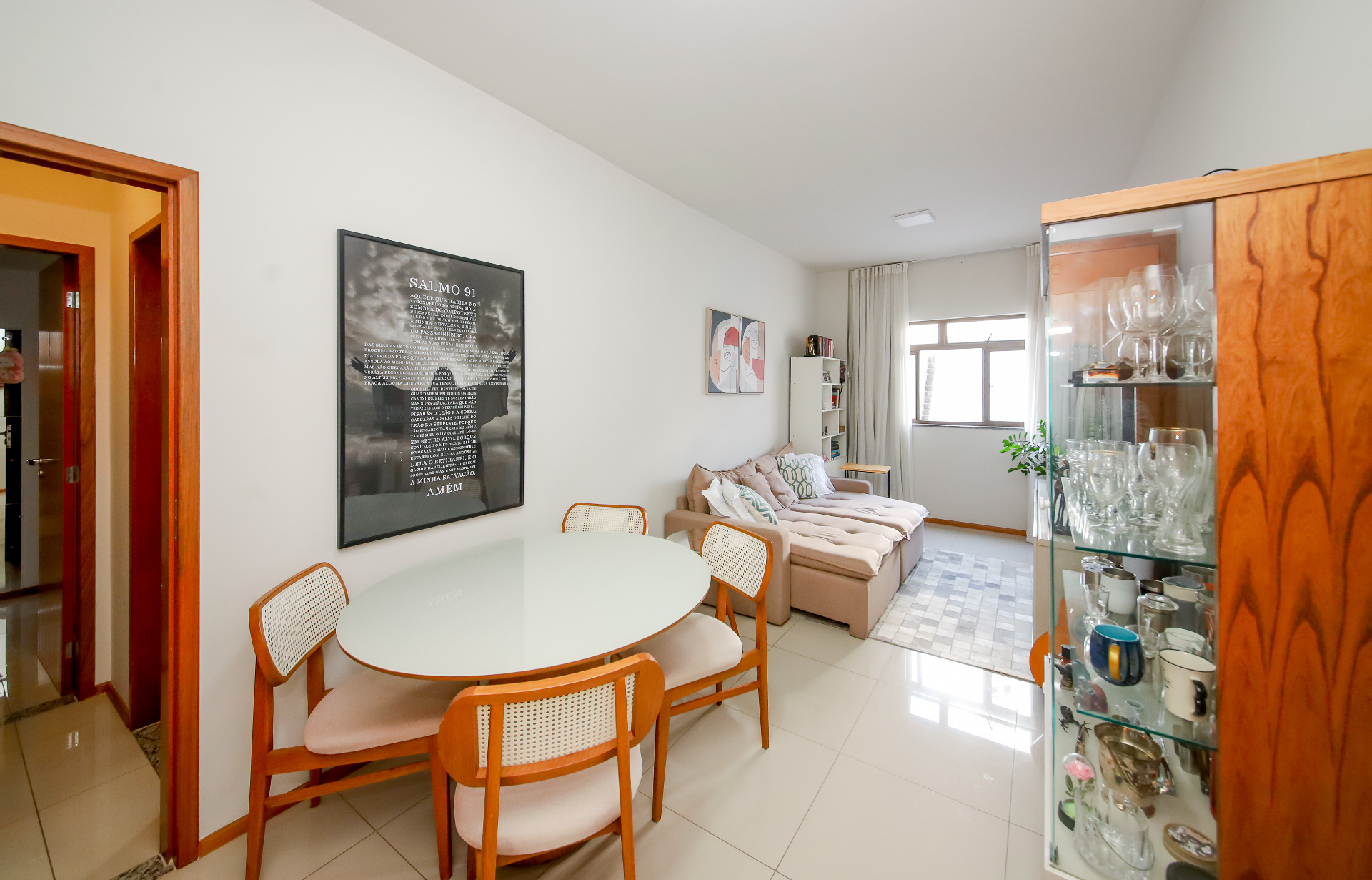 Apartamento com cômodos amplos e localização prática para venda, foto 1