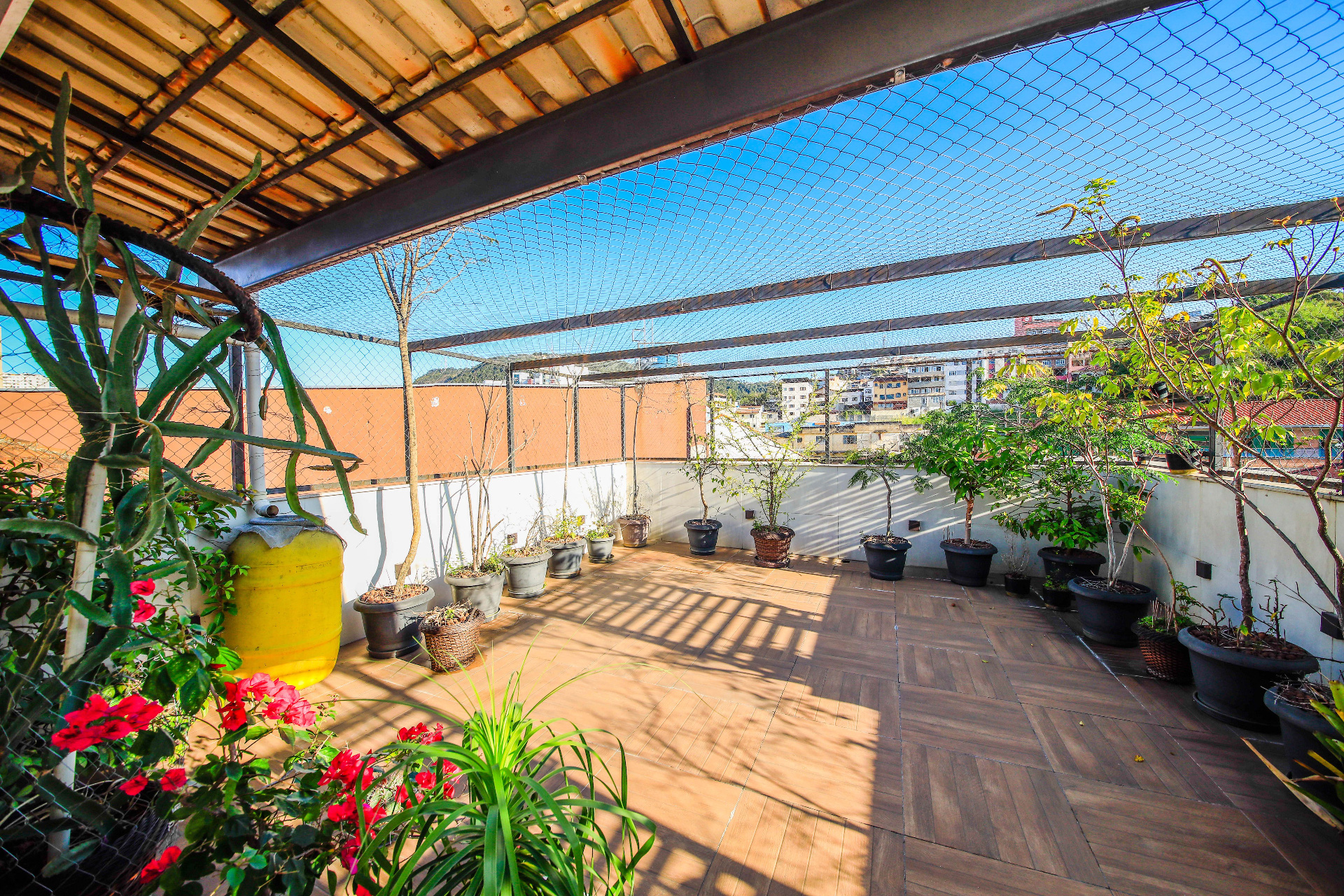 Mariano Procópio. Casa com duas áreas externas, 357m²., foto 15