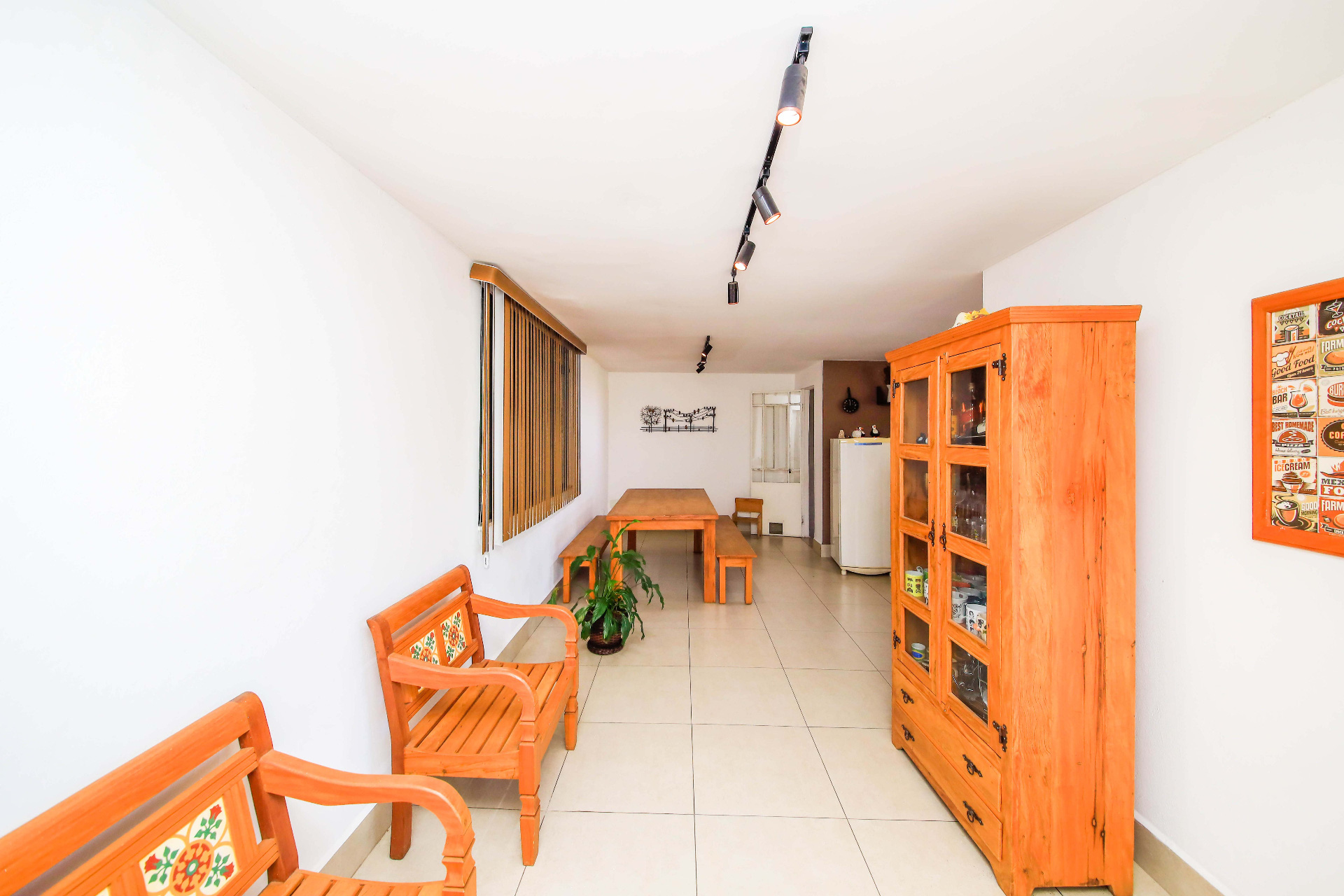 Mariano Procópio. Casa com duas áreas externas, 357m²., foto 17