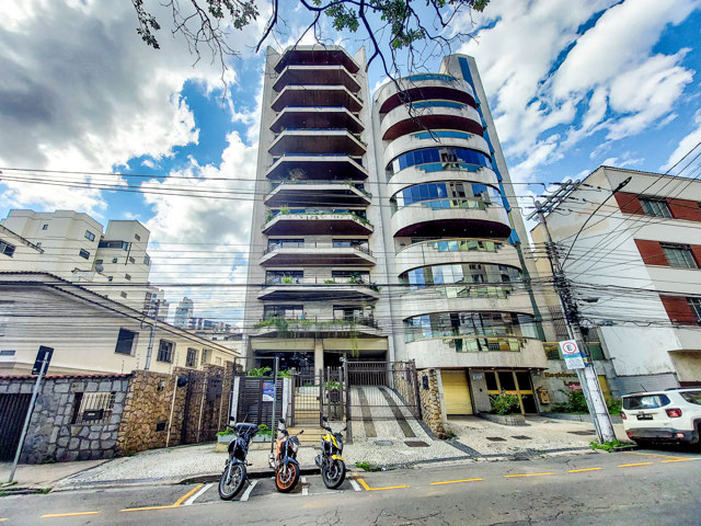4 quartos, 2 suítes. Varanda e 2 vagas em São Mateus.