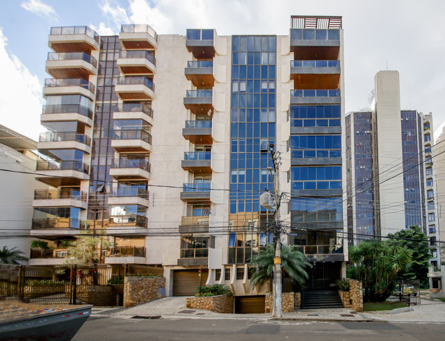 Centro: 214 m² com 3 quartos. Amplo.