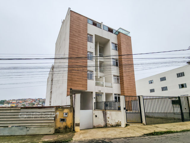 Perto da UFJF, cobertura com gourmet e 93m².