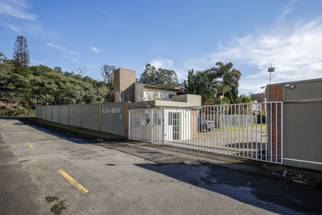 Novo Horizonte: Casa duplex, 4 quartos, em meio à natureza.