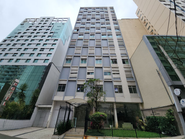 Centro: apartamento clássico, ambientes amplos, 3 quartos.