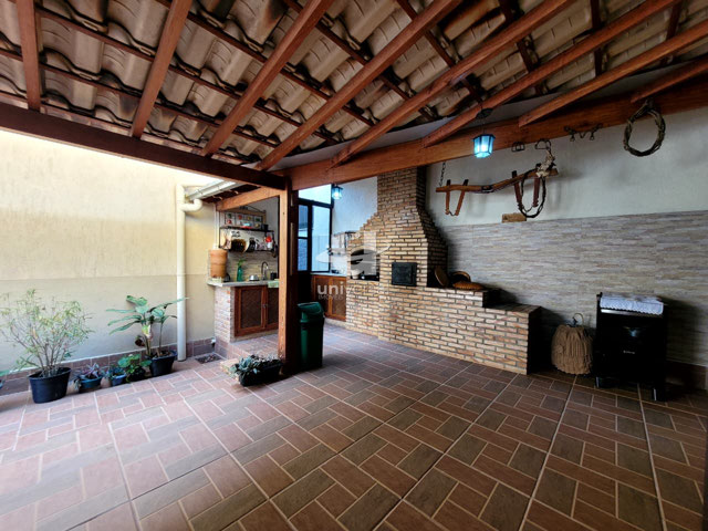 Casa Individual com 3 Quartos e Excelente Área Gourmet na Parte Plana do Bairro
