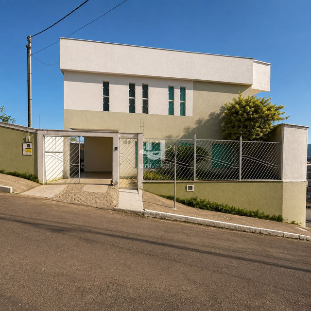 Casa com piscina e espaço gourmet no condomínio fechado mais perto do centro de Juiz de Fora.