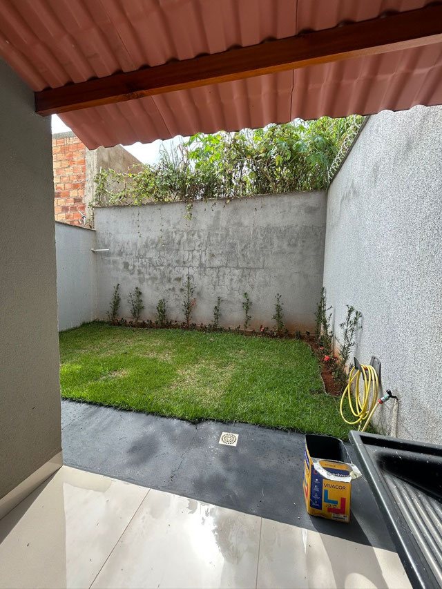 Conta com uma Jardim e um ótimo espaço no fundo.